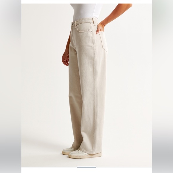 Abercrombie and Fitch Curve Love Loose Jeans in stone, high rise - Picture 2 of 5